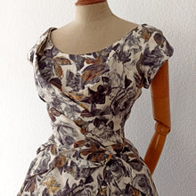 Laden Sie das Bild in den Galerie-Viewer, 1950s - Kay Seliq, New York - Stunning Black Roseprint Dress - W26 (66cm)
