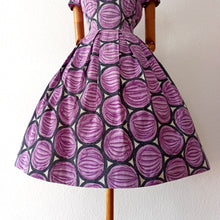 Charger l&#39;image dans la galerie, 1950s - Broderna Magnusson, Sweden - Purple Abstract Dress - W27 (68cm)
