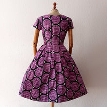 Charger l&#39;image dans la galerie, 1950s - Broderna Magnusson, Sweden - Purple Abstract Dress - W27 (68cm)
