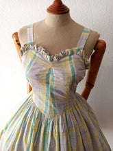 Laden Sie das Bild in den Galerie-Viewer, 1950s - Sweet Heart Bust Pastel Colors Dress - W28 (70cm)
