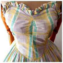 Laden Sie das Bild in den Galerie-Viewer, 1950s - Sweet Heart Bust Pastel Colors Dress - W28 (70cm)
