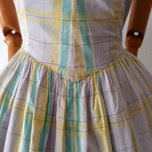 Cargar imagen en el visor de la galería, 1950s - Sweet Heart Bust Pastel Colors Dress - W28 (70cm)

