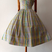 Carica l&#39;immagine nel visualizzatore di Gallery, 1950s - Sweet Heart Bust Pastel Colors Dress - W28 (70cm)
