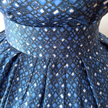 Charger l&#39;image dans la galerie, 1950s - Gorgeous Blue Printed Rayon Belted Dress - W27 (68cm)
