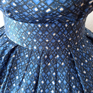 1950s - Gorgeous Blue Printed Rayon Belted Dress - W27 (68cm)