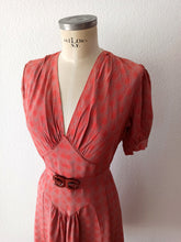 Laden Sie das Bild in den Galerie-Viewer, 1930s - Glorious Coral Rayon Puffed Shoulders Buckle Dress - W31 (80cm)
