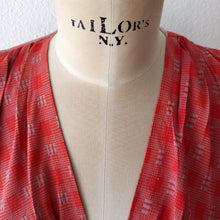 Cargar imagen en el visor de la galería, 1930s - Glorious Coral Rayon Puffed Shoulders Buckle Dress - W31 (80cm)
