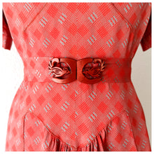 Carica l&#39;immagine nel visualizzatore di Gallery, 1930s - Glorious Coral Rayon Puffed Shoulders Buckle Dress - W31 (80cm)
