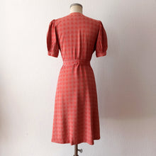 Laden Sie das Bild in den Galerie-Viewer, 1930s - Glorious Coral Rayon Puffed Shoulders Buckle Dress - W31 (80cm)
