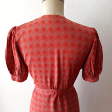 Cargar imagen en el visor de la galería, 1930s - Glorious Coral Rayon Puffed Shoulders Buckle Dress - W31 (80cm)
