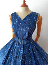 Charger l&#39;image dans la galerie, 1950s - Gorgeous Blue Printed Rayon Belted Dress - W27 (68cm)
