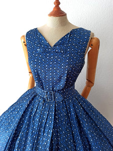 1950s - Gorgeous Blue Printed Rayon Belted Dress - W27 (68cm)