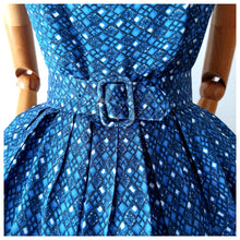 Charger l&#39;image dans la galerie, 1950s - Gorgeous Blue Printed Rayon Belted Dress - W27 (68cm)
