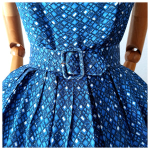 1950s - Gorgeous Blue Printed Rayon Belted Dress - W27 (68cm)