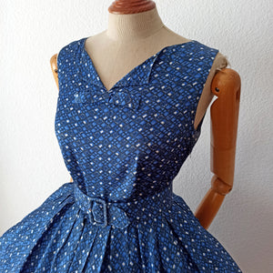 1950s - Gorgeous Blue Printed Rayon Belted Dress - W27 (68cm)