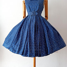 Charger l&#39;image dans la galerie, 1950s - Gorgeous Blue Printed Rayon Belted Dress - W27 (68cm)
