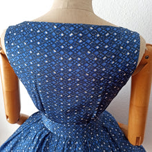 Charger l&#39;image dans la galerie, 1950s - Gorgeous Blue Printed Rayon Belted Dress - W27 (68cm)
