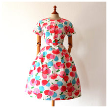 Cargar imagen en el visor de la galería, 1950s - Adorable French Abstract Floral Dress - W31 (78cm)
