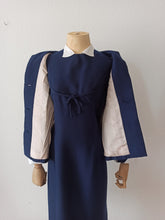 Laden Sie das Bild in den Galerie-Viewer, 1960s - PARIS - Elegant 2pc Removable Collar Jacket &amp; Dress Set - W30 (76cm)
