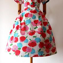 Cargar imagen en el visor de la galería, 1950s - Adorable French Abstract Floral Dress - W31 (78cm)
