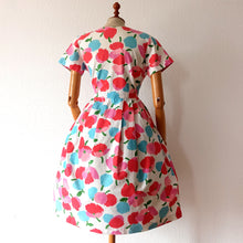 Cargar imagen en el visor de la galería, 1950s - Adorable French Abstract Floral Dress - W31 (78cm)
