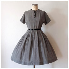 Charger l&#39;image dans la galerie, 1950s - Adorable Black &amp; White Vichy Cotton Dress - W28.5 (72cm)
