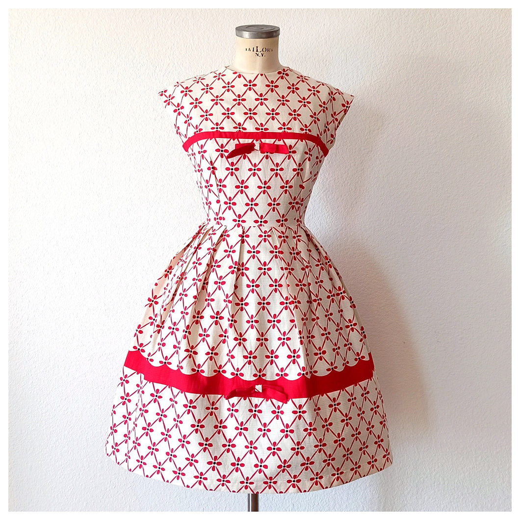 1950s - Exquisite Red & White Textured Cotton Dress - W27.5 (70cm)