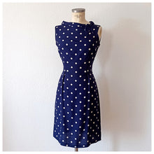 Laden Sie das Bild in den Galerie-Viewer, 1960s - Gorgeous Navy Polkadots Rayon Silk Dress - W29 (74cm)
