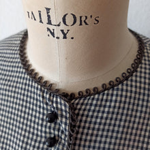 Cargar imagen en el visor de la galería, 1950s - Adorable Black &amp; White Vichy Cotton Dress - W28.5 (72cm)
