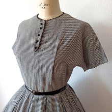 Carica l&#39;immagine nel visualizzatore di Gallery, 1950s - Adorable Black &amp; White Vichy Cotton Dress - W28.5 (72cm)
