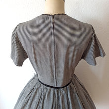 Carica l&#39;immagine nel visualizzatore di Gallery, 1950s - Adorable Black &amp; White Vichy Cotton Dress - W28.5 (72cm)

