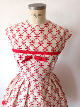 Charger l&#39;image dans la galerie, 1950s - Exquisite Red &amp; White Textured Cotton Dress - W27.5 (70cm)
