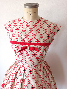 1950s - Exquisite Red & White Textured Cotton Dress - W27.5 (70cm)