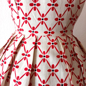 1950s - Exquisite Red & White Textured Cotton Dress - W27.5 (70cm)