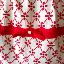 Cargar imagen en el visor de la galería, 1950s - Exquisite Red &amp; White Textured Cotton Dress - W27.5 (70cm)
