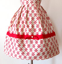 Cargar imagen en el visor de la galería, 1950s - Exquisite Red &amp; White Textured Cotton Dress - W27.5 (70cm)
