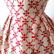 Charger l&#39;image dans la galerie, 1950s - Exquisite Red &amp; White Textured Cotton Dress - W27.5 (70cm)
