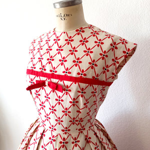 1950s - Exquisite Red & White Textured Cotton Dress - W27.5 (70cm)