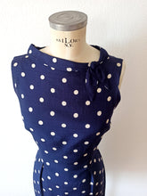 Charger l&#39;image dans la galerie, 1960s - Gorgeous Navy Polkadots Rayon Silk Dress - W29 (74cm)
