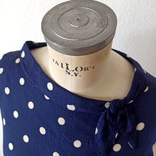 Charger l&#39;image dans la galerie, 1960s - Gorgeous Navy Polkadots Rayon Silk Dress - W29 (74cm)
