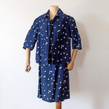 Carica l&#39;immagine nel visualizzatore di Gallery, 1950s 1960s - Elegant 2pc Silk Jacket &amp; Dress Set - W31 (80cm)
