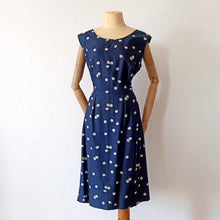 Laden Sie das Bild in den Galerie-Viewer, 1950s 1960s - Elegant 2pc Silk Jacket &amp; Dress Set - W31 (80cm)
