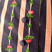 Laden Sie das Bild in den Galerie-Viewer, 1950s - Adorable French Roses &amp; Dots Cotton Dress - W26 (66cm)
