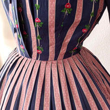 Cargar imagen en el visor de la galería, 1950s - Adorable French Roses &amp; Dots Cotton Dress - W26 (66cm)
