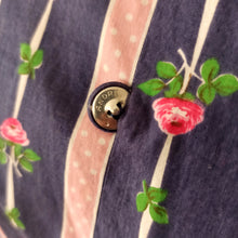 Laden Sie das Bild in den Galerie-Viewer, 1950s - Adorable French Roses &amp; Dots Cotton Dress - W26 (66cm)
