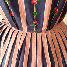 Charger l&#39;image dans la galerie, 1950s - Adorable French Roses &amp; Dots Cotton Dress - W26 (66cm)
