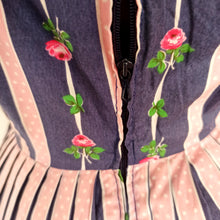 Charger l&#39;image dans la galerie, 1950s - Adorable French Roses &amp; Dots Cotton Dress - W26 (66cm)
