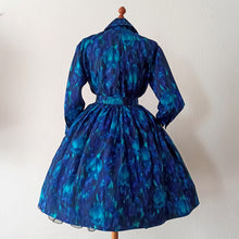 Charger l&#39;image dans la galerie, 1950s - Stunning Abstract Floral Wild Silk Dress - W27 (68cm)
