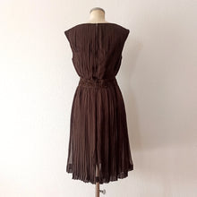 Laden Sie das Bild in den Galerie-Viewer, 1960s - Exquisite Couture Pure Silk Beaded Dress - W27 (68cm)
