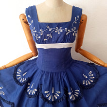 Laden Sie das Bild in den Galerie-Viewer, 1950s - Stunning Blue Embroidery Linen Dress - W27 (68cm)
